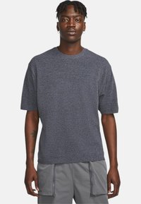 Nike Sportswear TP ENG SWTR - Jednoduché tričko - dk smoke grey black