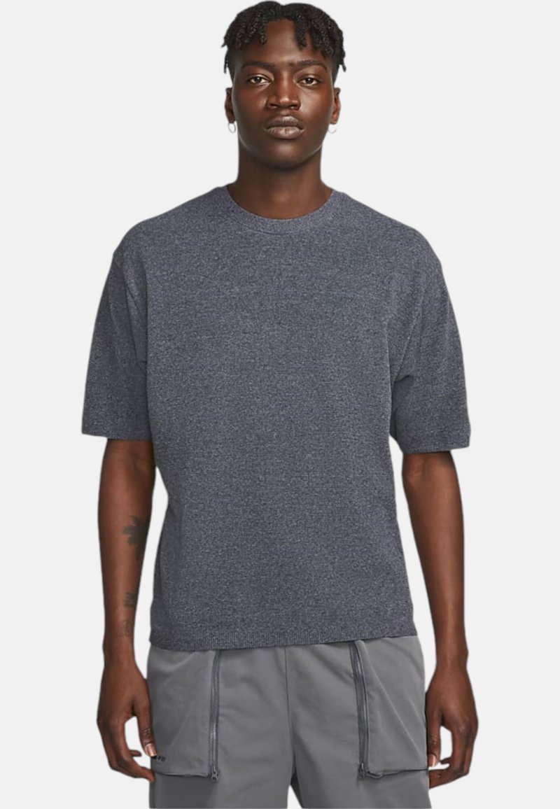 Nike Sportswear TP ENG SWTR - Jednoduché tričko - dk smoke grey black