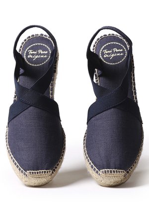 Marineblaue Leinen-Espadrilles mit kreuzgeführten Stoffriemen, aus Jute gewickelten Sohlen und gestickten Details entlang der Ränder. Rundes Zehendesign.