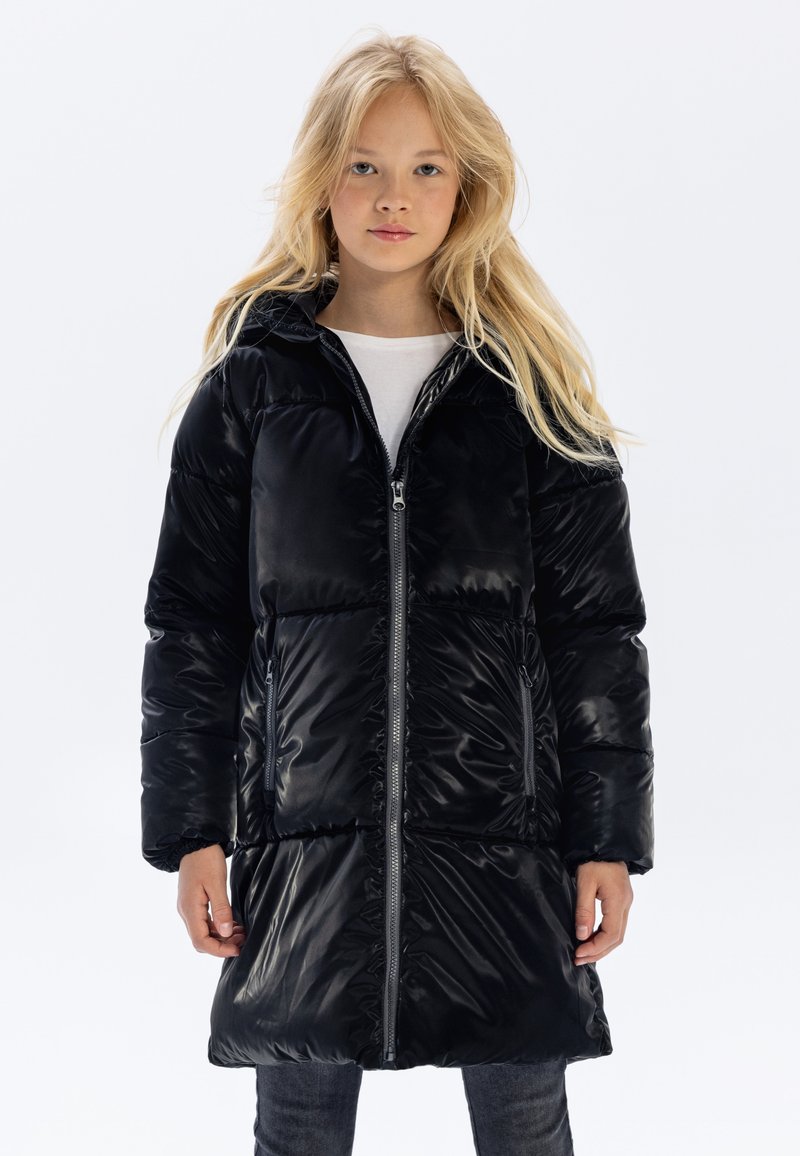 Geacă puffer neagră cu fermoar în față, glugă și două buzunare laterale. Prezintă o textură lucioasă, matlasată și un design până la mijlocul coapselor.
