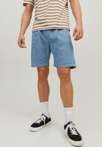 Jack & Jones JJITONY JJJOEY - Shorts di jeans - blue denim