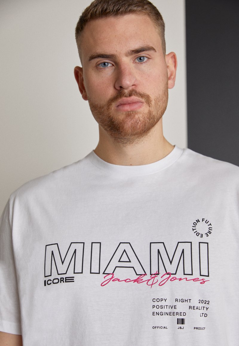 Herren T-Shirts & Polos | Jack & Jones JCOSTAYCATION TEE CREW NECK T-Shirt print white/weiß - QX24577 Herren T-Shirts & Polos | Jack & Jones JCOSTAYCATION TEE CREW NECK T-Shirt print white/weiß - QX24577