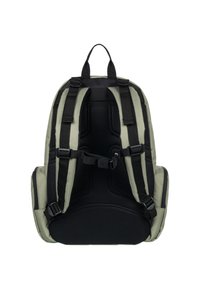 Vista trasera de una mochila de color verde oliva con correas negras y acolchado de malla, que cuenta con hebillas laterales ajustables y un asa superior resistente.