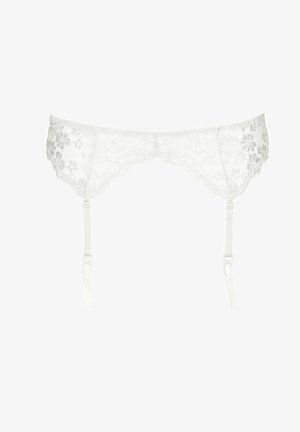 Biały pas do pończoch z koronką, ozdobiony kwiatowymi wzorami, falbaniastymi brzegami i regulowanymi satynowymi paskami. Materiał ma delikatny, fakturowany wygląd.