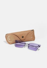 Occhiali da sole Ray-Ban con lenti angolari di colore viola e hardware argentato, abbinati a un astuccio testurizzato di colore marrone chiaro con logo dorato.