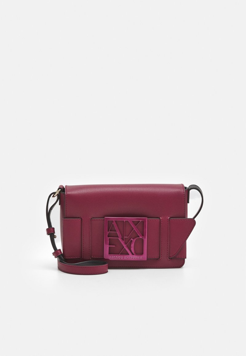 Magenta læder crossover taske med et geometrisk design. Har et fremtrædende pink logo og dekorative detaljer. Justerbar rem inkluderet.