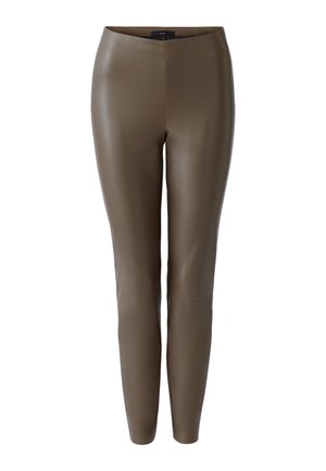 Bruine hooggetailleerde slim-fit neplederen broek met een naad detail op de knieën, weergegeven tegen een witte achtergrond.