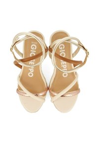 Sandalias con tiras de base beige claro, con acentos metálicos en oro y cobre, que cuentan con una plantilla cómoda y correas para el tobillo ajustables.