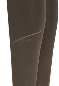 Nahaufnahme von braunen Leggings mit erhabenem Hummel-Logo und diagonaler Linie am Oberschenkel.