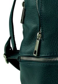 Teal leren rugzak met zilveren ritsaccenten en een gestructureerd oppervlak. Inclusief verstelbare straps en een zijritszak.