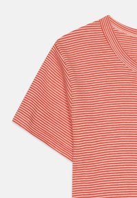 Rød og hvid stribet t-shirt med korte ærmer og v-hals. Blødt bomuldsstof, teksturen virker glat med jævne striber.