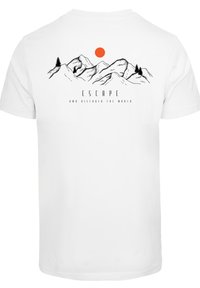 Weißes T-Shirt mit schwarzem Bergskizze, zwei Kiefern, orangefarbener Sonne darüber und dem Text "ENTFLIEHE und entdecke die Welt" auf der Rückseite.