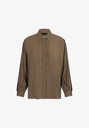 Camicia verde oliva a maniche lunghe realizzata in tessuto leggero, con colletto classico, chiusura frontale con bottoni e maniche arricciate con dettagli sottili.