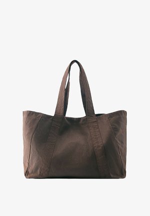 Große schlichte braune Stofftasche mit zwei langen Henkeln, vor weißem Hintergrund gezeigt.