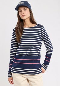 Maglietta a maniche lunghe a righe bianche e blu navy con scollatura tonda, striscia orizzontale rosa e dettagli con bottoni sulle spalle.