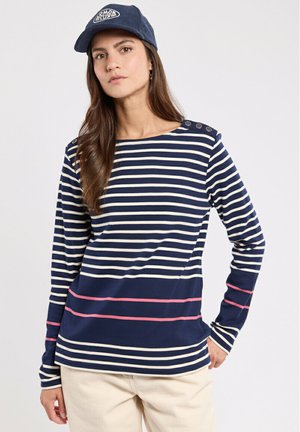 Marineblauwe en witte gestreepte blouse met lange mouwen, een ronde halslijn, een roze horizontale streep en knopaccenten op de schouders.