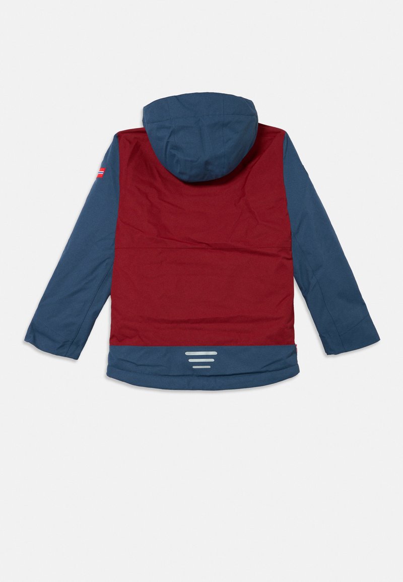 Chaqueta resistente al agua con la parte posterior roja y mangas azules, que cuenta con una capucha y acentos reflectantes en el dobladillo y en las mangas.