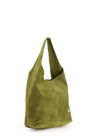Zelená suede ramenní taška s volnějším designem, která má jeden široký popruh a jemné detaily stehu. Žádné viditelné kovové prvky.