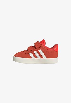 Scarpa da ginnastica rossa per bambini con strisce bianche, doppie chiusure in velcro e suola in gomma bianca su sfondo semplice.