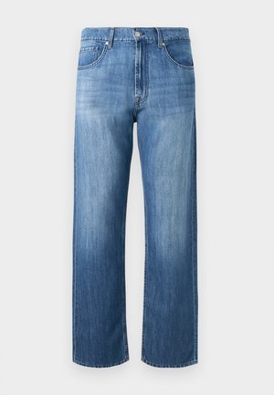 Kék egyenes szárú farmernadrág elülső zsebekkel, övbucikkal, gombos záródással, valamint enyhén kifakult részekkel a combok és a térdek környékén.