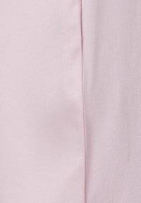 Helles rosa Gewebe mit einer glatten Textur, das eine genähte Naht zeigt. Das Material erscheint weich und leicht reflektierend, ohne sichtbare Muster.