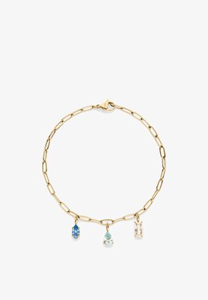 Gouden armband met ketting en drie edelsteenbedels: blauwe marquise, groene peer en heldere rechthoekige vormen. Soepele schakels en stevige sluiting.