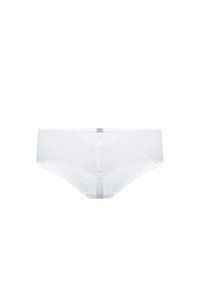 Białe koronkowe majtki bikini z kwiatowym wzorem, miękka faktura i mały srebrny akcent logo na środku pleców. Krawędzie są wykończone w falbanki.