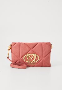 Borsa a pochette in suede rosa con motivo a rombi, hardware dorato e dettaglio del logo. Include una tracolla removibile per maggiore versatilità.