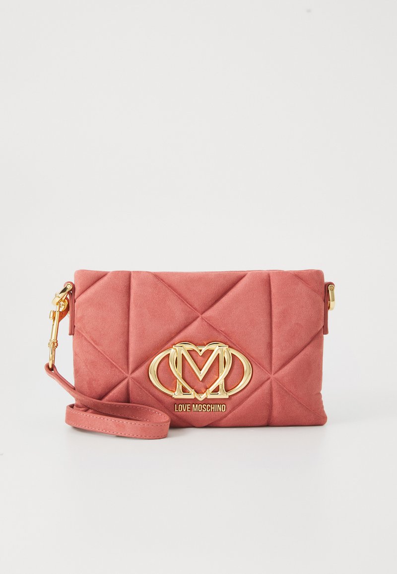 Borsa a pochette in suede rosa con motivo a rombi, hardware dorato e dettaglio del logo. Include una tracolla removibile per maggiore versatilità.