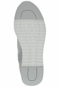 Lichtgrijze sport schoenen onderkant met een gestructureerd rubberen oppervlak met een patroon van verhoogde strepen en een glad gebied bij de hak.
