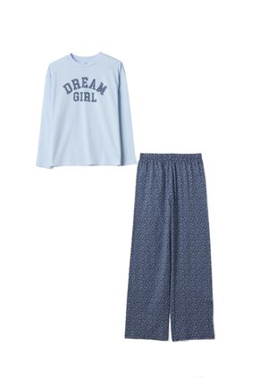 Haut à manches longues bleu clair avec le texte "DREAM GIRL", associé à un pantalon large bleu marine présentant un petit motif floral.