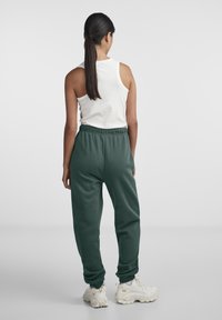 Pieces PCCHILLI PANTS - Joggebukse - trekking green