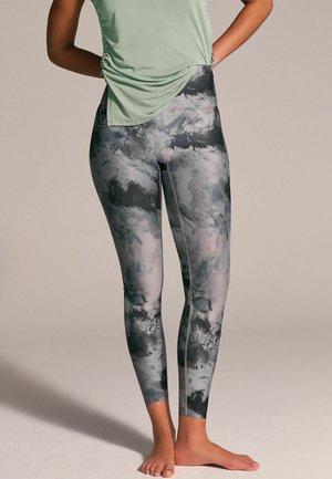 Leggings s visokim strukom u sivom i crnom apstraktnom uzorku, s rastezljivim, glatkim materijalom i uskim, tapered dizajnom.