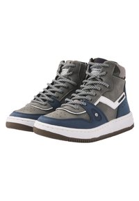 Hoge sneakers met grijze, marineblauwe en witte gestructureerde synthetische materialen. Gekleurde veters met stippen, logo accenten en een patroon op de kraag.