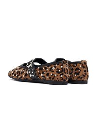 Bruine leopardprint ballerina's met zwarte accenten, voorzien van een bandje en zilveren studs, van textuursuède materiaal en een laag profiel ontwerp.