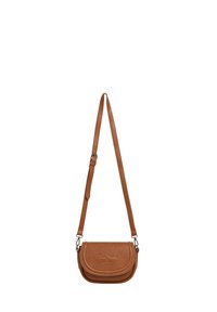 Tan lädercrossbody-väska med rund flap, justerbar rem, präglad logotyp och slät textur. Kompakt design som passar för det nödvändigaste.
