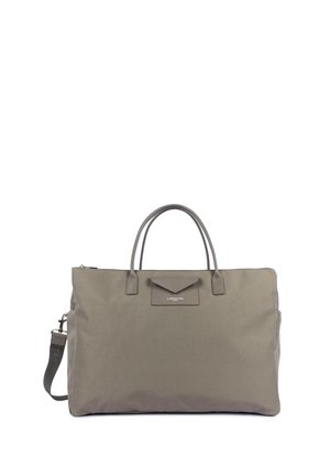 Grand sac cabas taupe avec deux poignées, une bandoulière amovible et une petite poche à rabat étiquetée Lancaster Paris à l’avant.