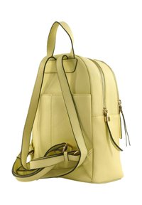 Mochila pequeña de cuero amarillo pálido con dos compartimentos con cremallera y correas ajustables para los hombros, vista desde atrás y de lado.