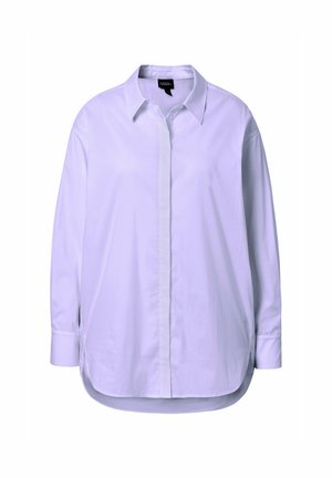 Chemise blanche à manches longues en tissu lisse, avec un devant à boutons, un col classique et des fentes latérales à l'ourlet pour faciliter les mouvements.