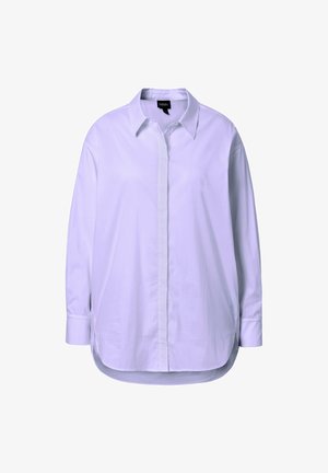 Chemise blanche à manches longues en tissu lisse, avec un devant à boutons, un col classique et des fentes latérales à l'ourlet pour faciliter les mouvements.