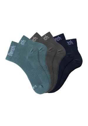 Fünf Paar Knöchelsocken in Türkis, Grau und Marineblau, jeweils mit gerippten Bündchen und „Bench.“-Markierung am Knöchelbund.