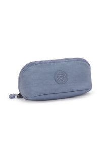 Astuccio azzurro chiaro con tessuto texturizzato, forma arrotondata, chiusura con cerniera superiore e un accento di logo circolare sul davanti.