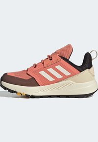 adidas Terrex TERREX TRAILMAKER RAIN.RDY HIKING - Zapatillas de senderismo - white coral gold coloured