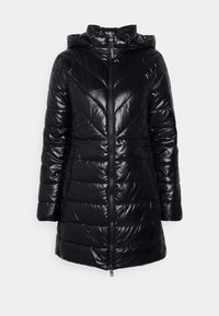 Manteau matelassé noir brillant avec capuche, manches longues, fermeture éclair frontale et poches latérales zippées, conçu pour les temps froids.