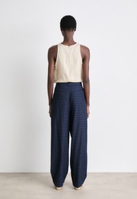 Mads Nørgaard BLUST PARIA PANTS - Bukse - deep well