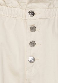 ONLY Petite ONLCUBA LIFE  - Calções de ganga - ecru