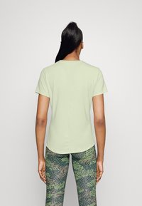 Nike Performance ONE LUXE - T-shirt desportiva - olive aura/silver