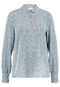 Langærmetbluse i lyseblåt stof med et sort prikkemønster, krave-design og knappelukning foran.