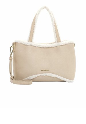 Beige Handtasche mit weißem Kunstfellbesatz, zwei Griffen, abnehmbarem Schulterriemen und kleinem goldenen Markenlogo in der Mitte vorne.