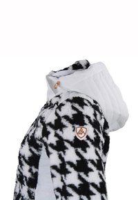 Houndstooth-gepatroniseerde jas in zwart-wit pluchen materiaal, met een witte gewatteerde capuchon en een klein bronzen logo-label.